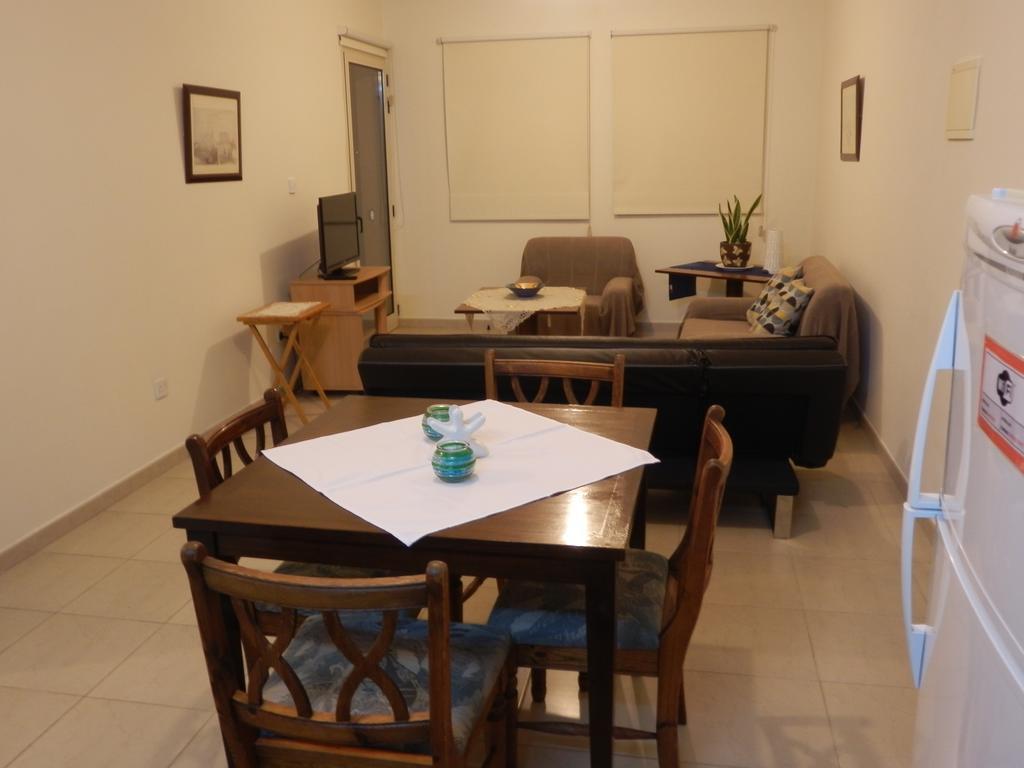 Byreva Apartments 파포스 외부 사진