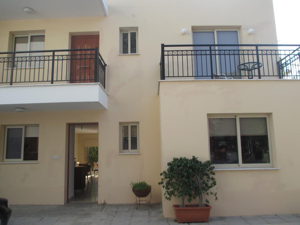 Byreva Apartments 파포스 외부 사진