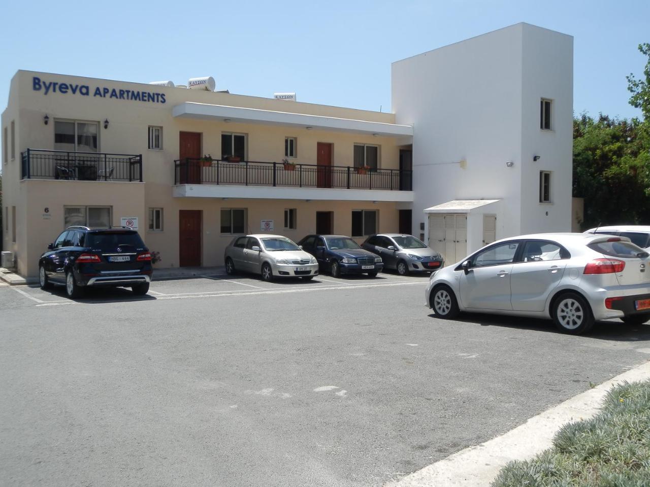 Byreva Apartments 파포스 외부 사진